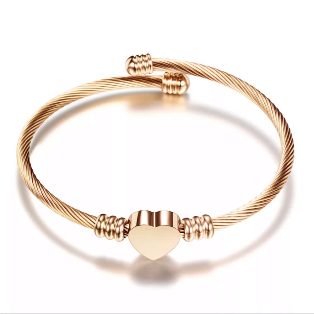 Beautiful heart bracelet in gold @jewlsbyyuls